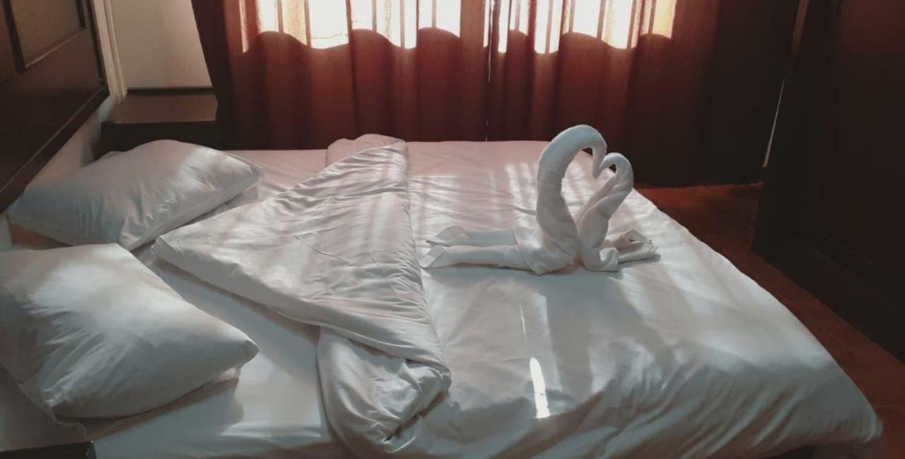 Al-Nujoom Hotel Suites Ammán Kültér fotó